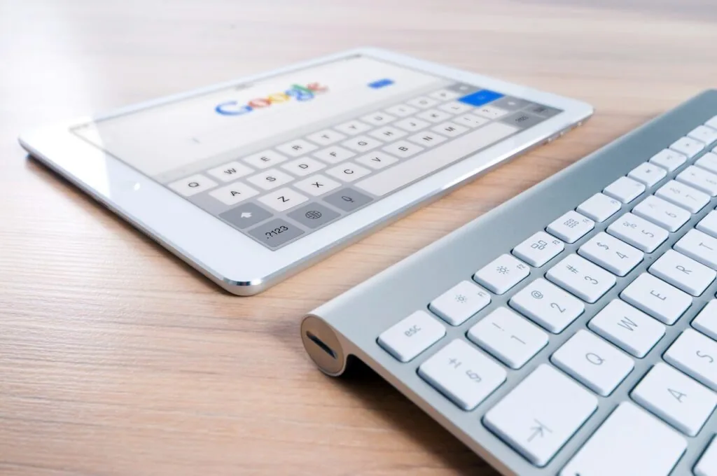 tablet pesquisando resultados em google, mas por que seu anúncio não aparece no Google?