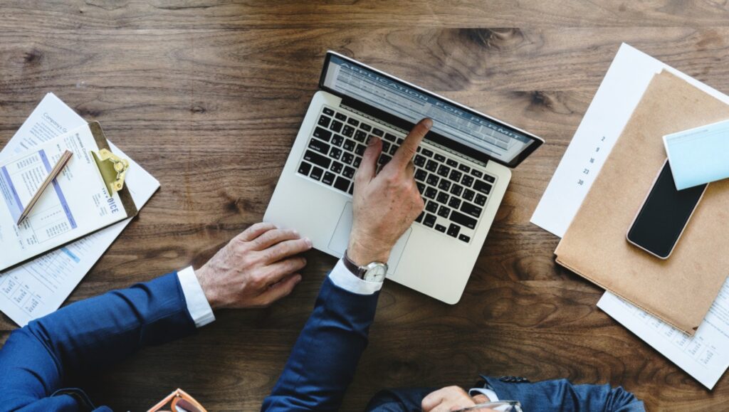 Entrepreneur analysant des stratégies