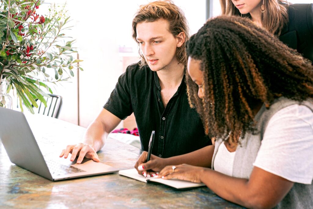 Equipe trabalhando em uma agência de marketing digital