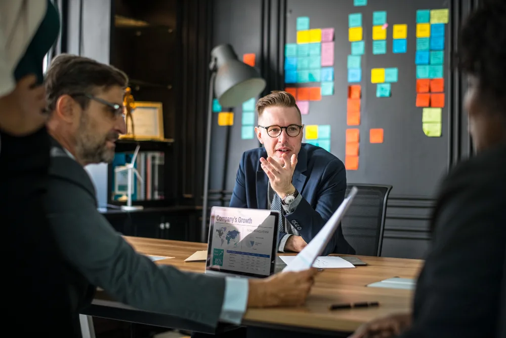 Empresários analisando investimentos em marketing