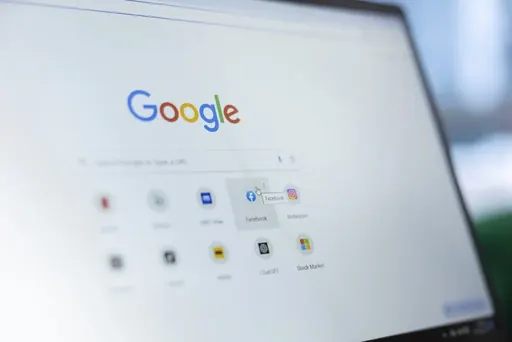 Como integrar campanhas de Google Ads e Meta Ads para maximizar o ROI em publicidade digital?